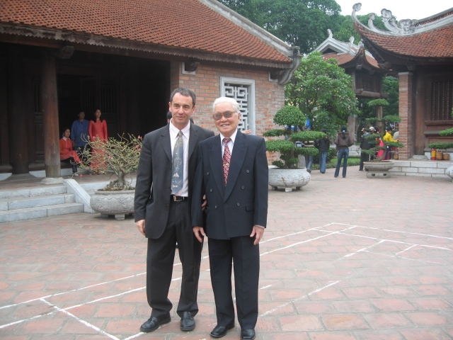 C:\Users\chaplain\Desktop\Với NVPhuc tại Văn miếu_Le trao giải 2006.JPG