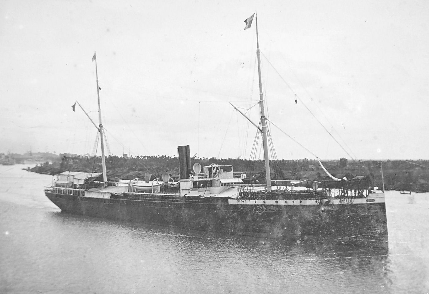 C:\Users\CHAPLAIN\Desktop\1924 12 03 LE NAUFRAGE DU HAIPHONG\Le Haiphong, modifié, dans la rivière de Saigon.jpg