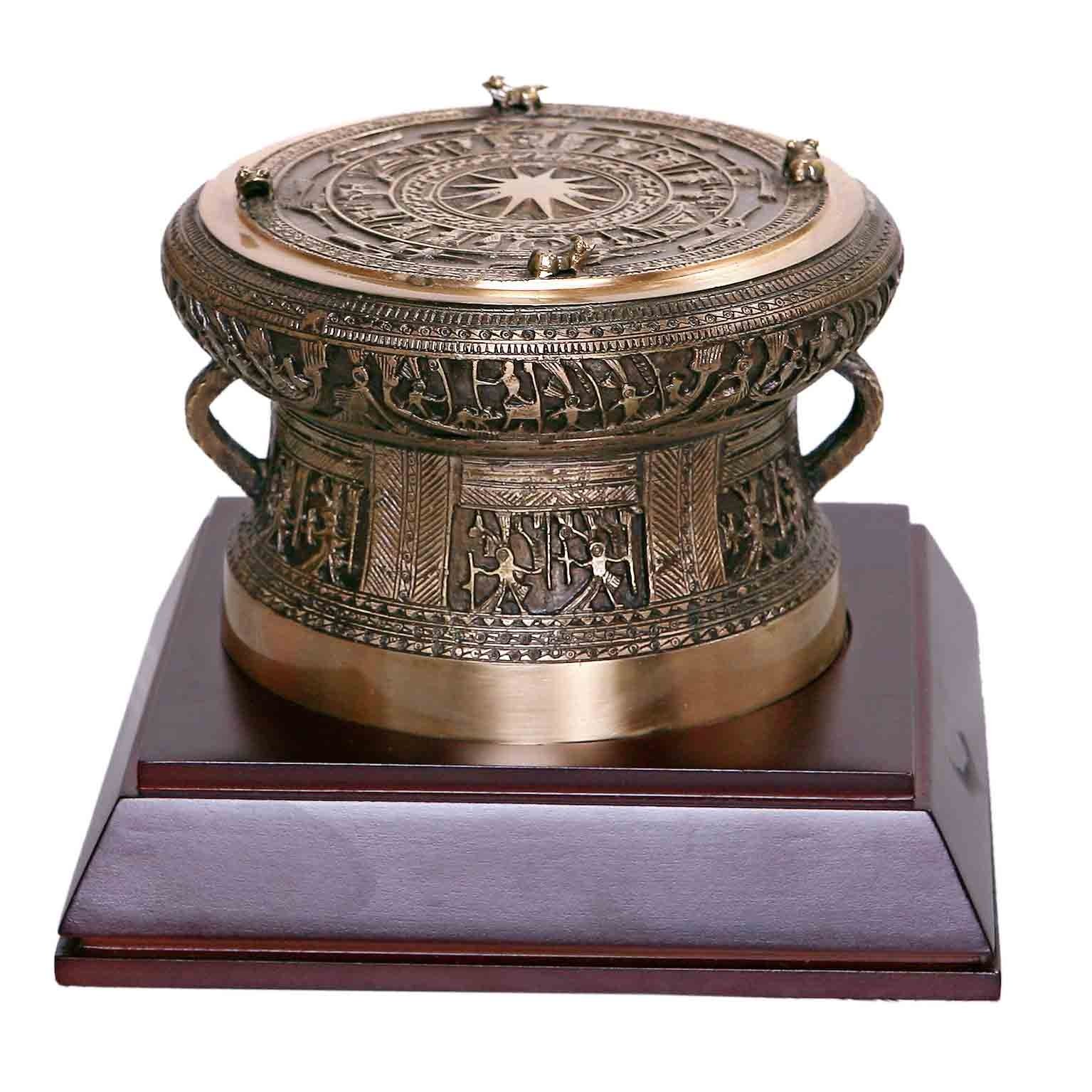 F:\MES DOCUMENTS\KAP FRANCE VIETNAM\SAIGON\AO DAI\TEXTES\1 DONG SON & HAI BA TRUNG\Dong_Son_Bronze_Drum.jpg
