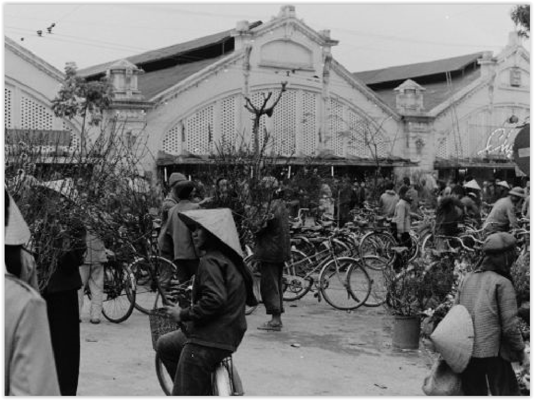 C:\Users\CHAPLAIN\Desktop\LE MARCHE DONG XUAN\PHOTOS\1981 VENDEUSES DE FLEURS POUR LE TÊT  .PNG