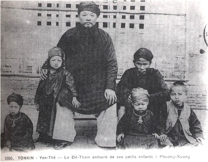 E:\Mes Documents\KAP FRANCE VIETNAM\HANOÏ\HISTOIRE DE HANOÏ\GUERRE\PIRATES\DE THAM\DE THAM DESCENDANTS PHOTOS\HOANG THI THE\ECRITS\1 DE-THAM, THI THE Et Ses Petits Enfants A PHUONG XUONG 1905  Memoires de Thi Thé, page 45.jpg