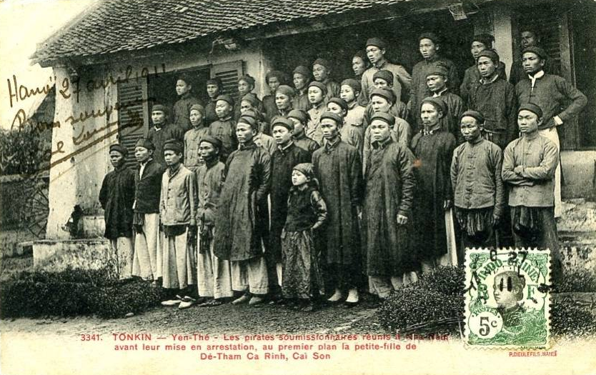 E:\Mes Documents\KAP FRANCE VIETNAM\HANOÏ\HISTOIRE DE HANOÏ\GUERRE\PIRATES\DE THAM\DE THAM DESCENDANTS PHOTOS\HOANG THI THE\ECRITS\4 DE-THAM Fils Adoptif CA RINH & CAI SON & Petite Fille font Leur Soumission A NUI LANG.jpg